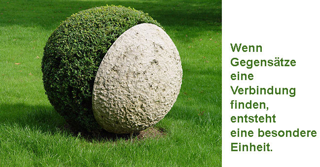 Kugel aus Stein und Buchs mit Text: Wenn Gegens&auml;tze eine Verbindung finden, entsteht eine besondere Einheit.