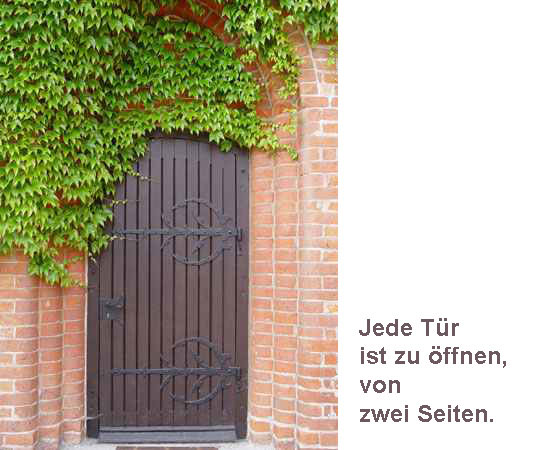 Zugewachsene T&uuml;r mit Text: Jede T&uuml;r ist zu &ouml;ffnen, von zwei Seiten.